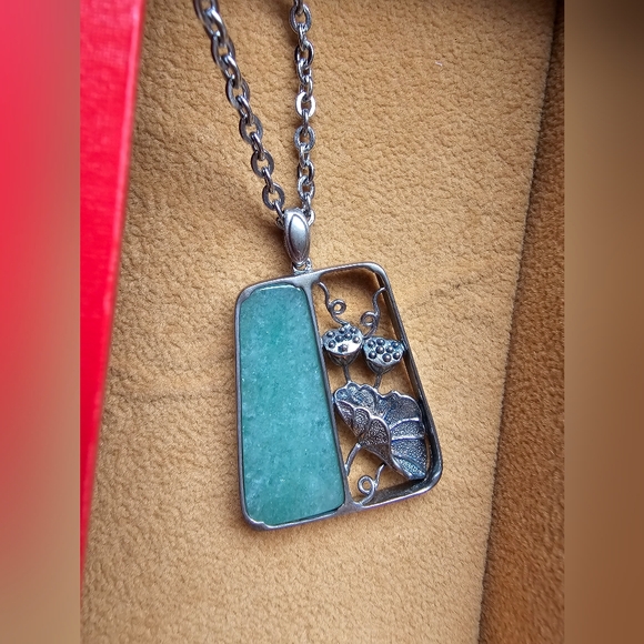 Elegant Silver and Green Pendant Necklace - Picture 1 of 8